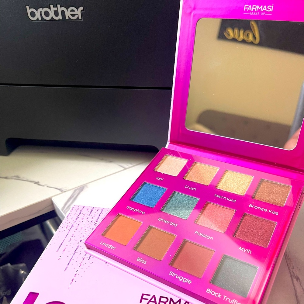 Eyeshadow palette by Farmasi